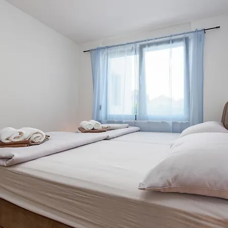 Modern With Whirlpool & Few Steps Away From The - Borik, Appartamento Zara
