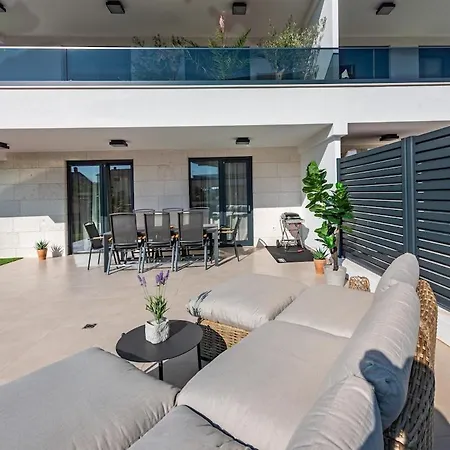 Modern With Whirlpool & Few Steps Away From The - Borik, Appartamento *