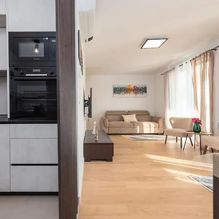 Modern With Whirlpool & Few Steps Away From The - Borik, Appartamento Zara