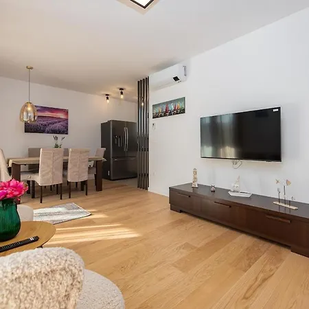 Modern With Whirlpool & Few Steps Away From The - Borik,