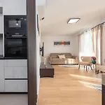 Modern With Whirlpool & Few Steps Away From The - Borik, Daire Zadar
