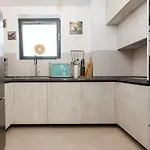 Modern With Whirlpool & Few Steps Away From The - Borik, Daire *