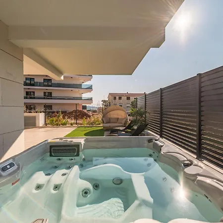 Апартаменты Modern With Whirlpool & Few Steps Away From The - Borik, Задар