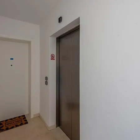 Апартаменты Modern With Whirlpool & Few Steps Away From The - Borik,