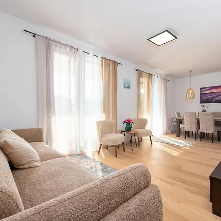 Modern With Whirlpool & Few Steps Away From The - Borik, Апартаменты Задар