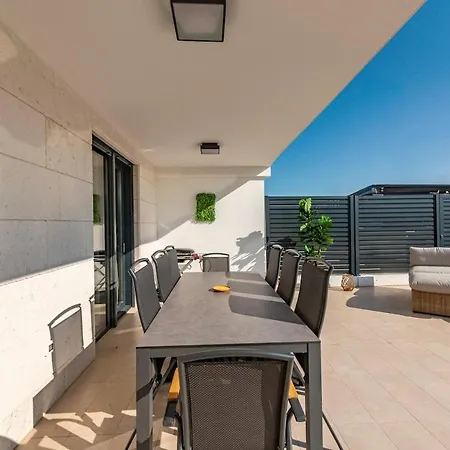 Modern With Whirlpool & Few Steps Away From The - Borik, Задар