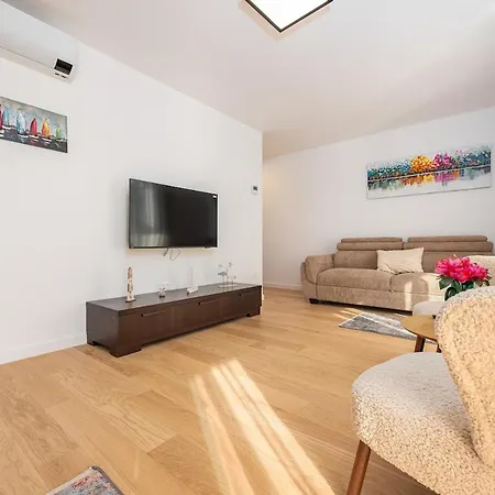 Апартаменты Modern With Whirlpool & Few Steps Away From The - Borik, Задар