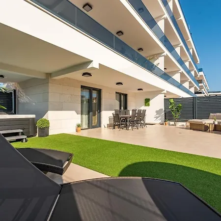 Modern With Whirlpool & Few Steps Away From The - Borik, Апартаменты Задар